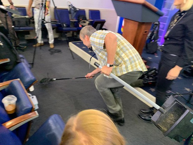 Chuột rơi xuống từ trần Nh&agrave; Trắng, tr&uacute;ng đ&ugrave;i ph&oacute;ng vi&ecirc;n - Ảnh 2.