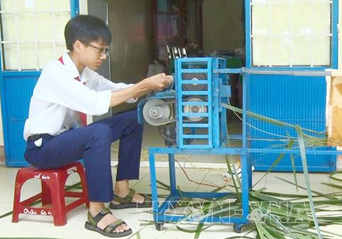 Học sinh lớp 9 chế tạo máy chuốt lá dừa - Ảnh 1.