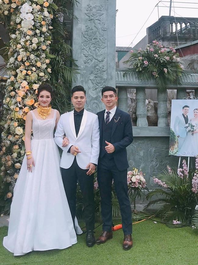 Cô dâu 200 cây vàng hé lộ sắp có em bé khi khoe quà 20/10 - Ảnh 3. Cô dâu 200 cây vàng hé lộ sắp có em bé khi khoe quà 20/10 - Ảnh 3.