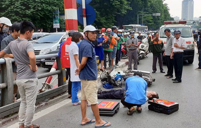  Hà Nội: Đâm vào trụ cầu vượt, người đàn ông đi xe máy tử vong  - Ảnh 1.