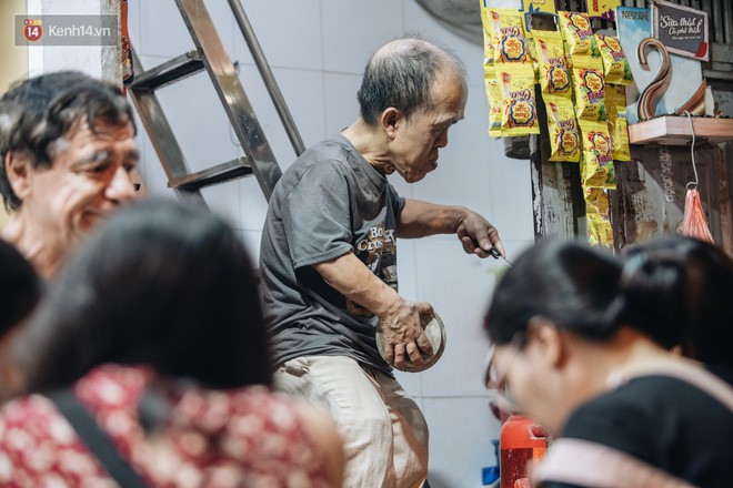 Chuyện chú lùn 65 tuổi ở phố cổ Hà Nội: Nói tiếng Anh lưu loát, chinh phục đỉnh Fansipan và 2 lần đặt chân lên nước Mỹ - Ảnh 5. Chuyện chú lùn 65 tuổi ở phố cổ Hà Nội: Nói tiếng Anh lưu loát, chinh phục đỉnh Fansipan và 2 lần đặt chân lên nước Mỹ - Ảnh 5.