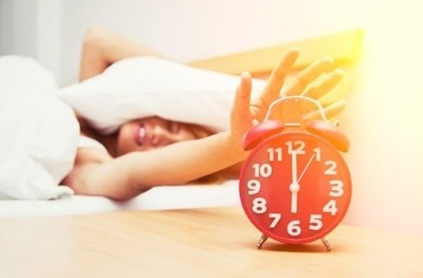 Sự khác biệt giữa việc dậy lúc 6 giờ và 8 giờ: Cơ thể sở hữu thêm 5 lợi ích không loại thuốc nào làm được - Ảnh 2.