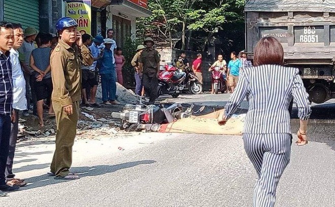 Va chạm xe tải đi cùng chiều, 2 vợ chồng đi xe máy tử vong thương tâm - Ảnh 1.