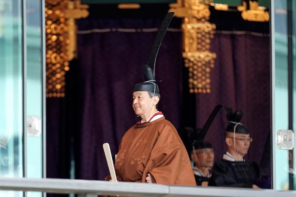 Biểu cảm trang nghiêm đầy xúc cảm của vợ chồng Nhật hoàng trong lễ đăng cơ ngày 22/10 - Ảnh 4.
