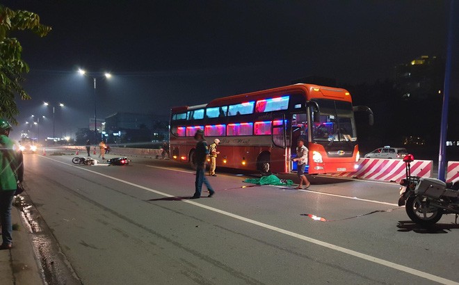 Chạy xe máy song song, 2 người bạn mắc tay lái ngã ra đường, 1 người bị xe khách cán chết - Ảnh 1. Chạy xe máy song song, 2 người bạn mắc tay lái ngã ra đường, 1 người bị xe khách cán chết - Ảnh 1.
