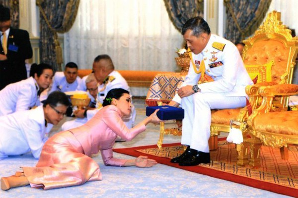 Hoàng hậu - người phụ nữ quyền lực khiến Hoàng quý phi bị phế truất, thất sủng trong mắt nhà vua Thái Lan - Ảnh 1.