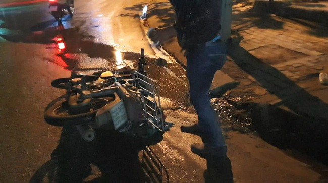 Bình Dương: Nhiều xe máy ngã dúi dụi, bà bầu và trẻ em khóc thét vì trên đường bất ngờ đổ đầy dầu nhớt - Ảnh 1. Bình Dương: Nhiều xe máy ngã dúi dụi, bà bầu và trẻ em khóc thét vì trên đường bất ngờ đổ đầy dầu nhớt - Ảnh 1.