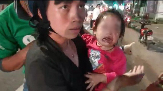 Bình Dương: Nhiều xe máy ngã dúi dụi, bà bầu và trẻ em khóc thét vì trên đường bất ngờ đổ đầy dầu nhớt - Ảnh 2. Bình Dương: Nhiều xe máy ngã dúi dụi, bà bầu và trẻ em khóc thét vì trên đường bất ngờ đổ đầy dầu nhớt - Ảnh 2.