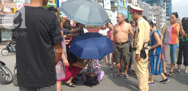 Hà Nội: Va chạm với xe máy khi qua đường, một phụ nữ lớn tuổi nguy kịch - Ảnh 1. Hà Nội: Va chạm với xe máy khi qua đường, một phụ nữ lớn tuổi nguy kịch - Ảnh 1.