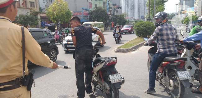 Hà Nội: Va chạm với xe máy khi qua đường, một phụ nữ lớn tuổi nguy kịch - Ảnh 3. Hà Nội: Va chạm với xe máy khi qua đường, một phụ nữ lớn tuổi nguy kịch - Ảnh 3.