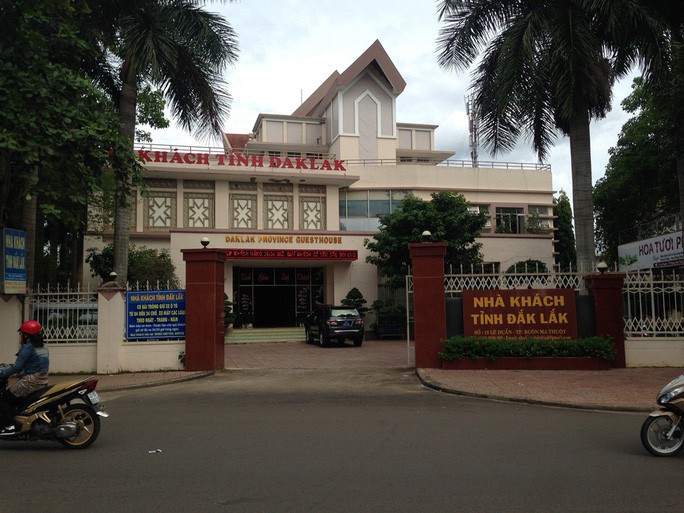 Đuổi việc, cách chức 2 nữ trưởng và phó phòng ở Tỉnh ủy Đắk Lắk - Ảnh 2. Đuổi việc, cách chức 2 nữ trưởng và phó phòng ở Tỉnh ủy Đắk Lắk - Ảnh 2.