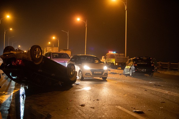Hà Nội: Tai nạn kinh hoàng giữa 3 ô tô trên cầu Vĩnh Tuy, 1 xe lật ngửa bụng - Ảnh 1.