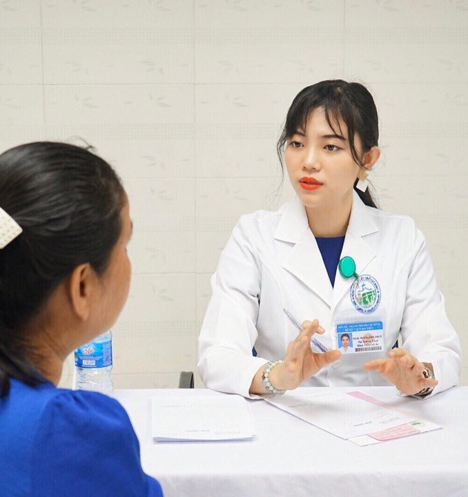 Chị em thi nhau mua nước lột da trắng cấp tốc, BS khuyên không cẩn thận có thể ung thư - Ảnh 2. Chị em thi nhau mua nước lột da trắng cấp tốc, BS khuyên không cẩn thận có thể ung thư - Ảnh 2.