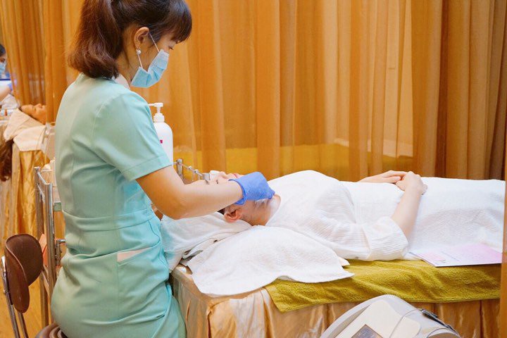 Chị em thi nhau mua nước lột da trắng cấp tốc, BS khuyên không cẩn thận có thể ung thư - Ảnh 3. Chị em thi nhau mua nước lột da trắng cấp tốc, BS khuyên không cẩn thận có thể ung thư - Ảnh 3.
