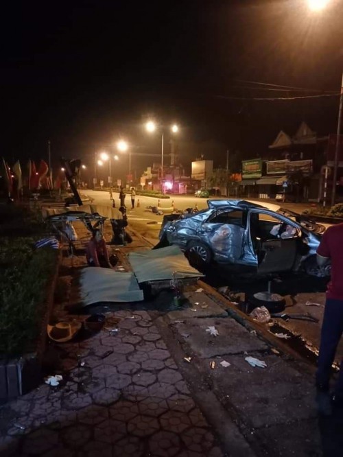Nghệ An: Kinh hoàng xe khách đâm xe con khiến 3 người tử vong - Ảnh 2.