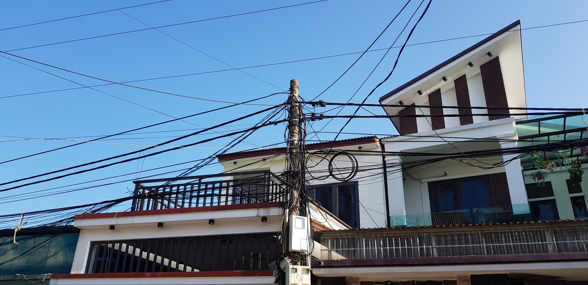 Đứng ở tầng 2, nam sinh lớp 7 bị dây điện trần phóng điện làm cụt 2 cánh tay - Ảnh 1. Đứng ở tầng 2, nam sinh lớp 7 bị dây điện trần phóng điện làm cụt 2 cánh tay - Ảnh 1.