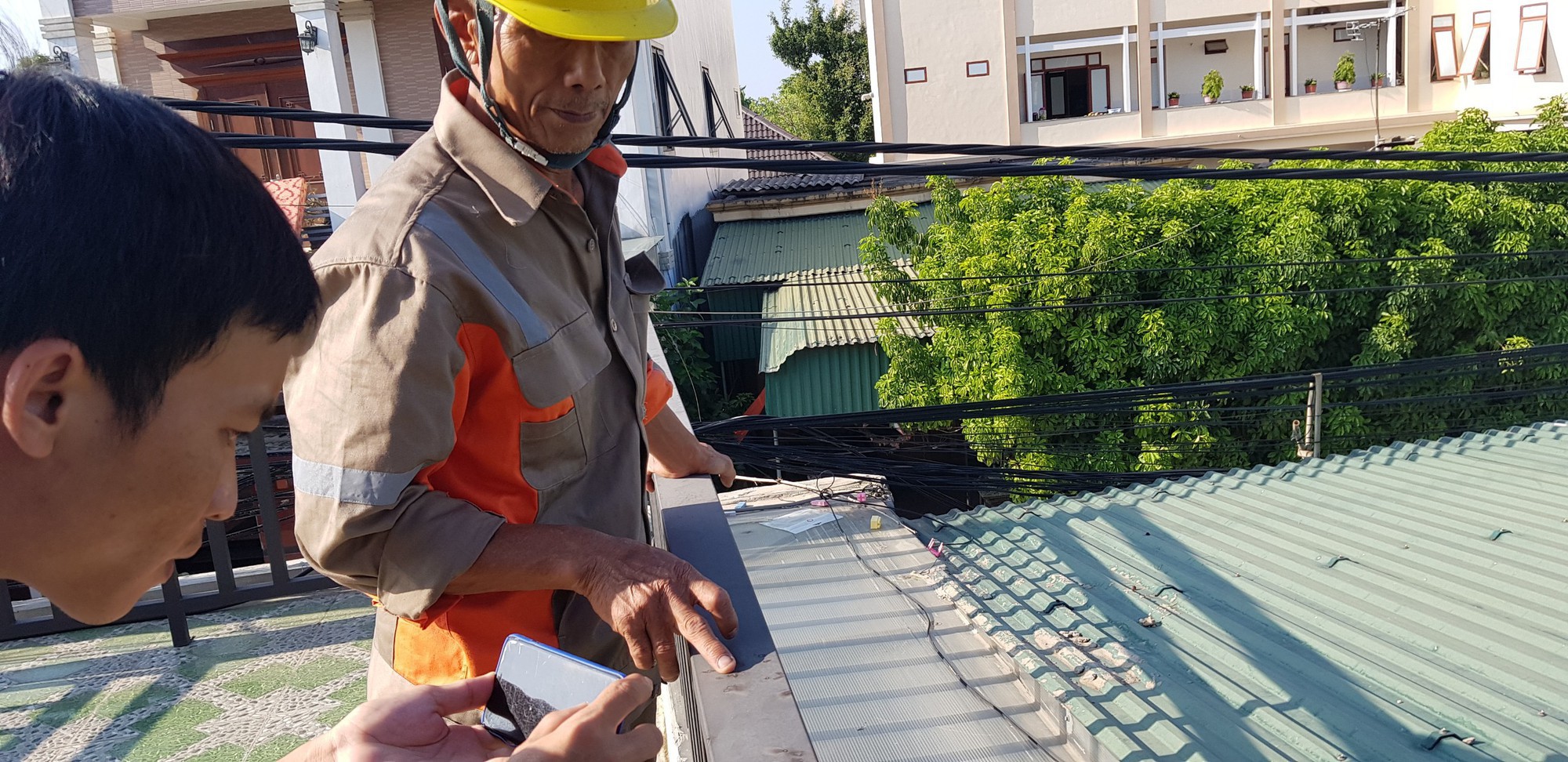 Đứng ở tầng 2, nam sinh lớp 7 bị dây điện trần phóng điện làm cụt 2 cánh tay - Ảnh 2. Đứng ở tầng 2, nam sinh lớp 7 bị dây điện trần phóng điện làm cụt 2 cánh tay - Ảnh 2.