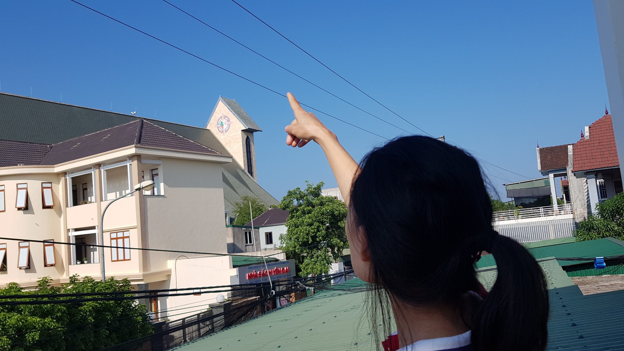 Đứng ở tầng 2, nam sinh lớp 7 bị dây điện trần phóng điện làm cụt 2 cánh tay - Ảnh 3. Đứng ở tầng 2, nam sinh lớp 7 bị dây điện trần phóng điện làm cụt 2 cánh tay - Ảnh 3.