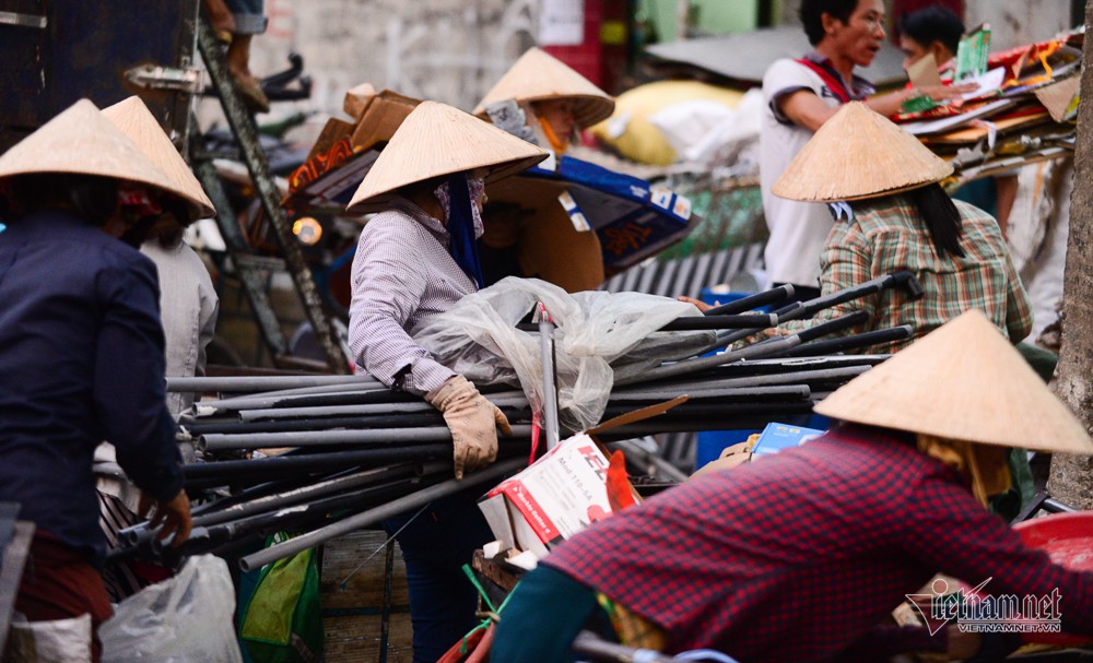 Những người phụ nữ nhặt ve chai ở Sài Gòn nuôi con đậu đại học - Ảnh 1. Những người phụ nữ nhặt ve chai ở Sài Gòn nuôi con đậu đại học - Ảnh 1.