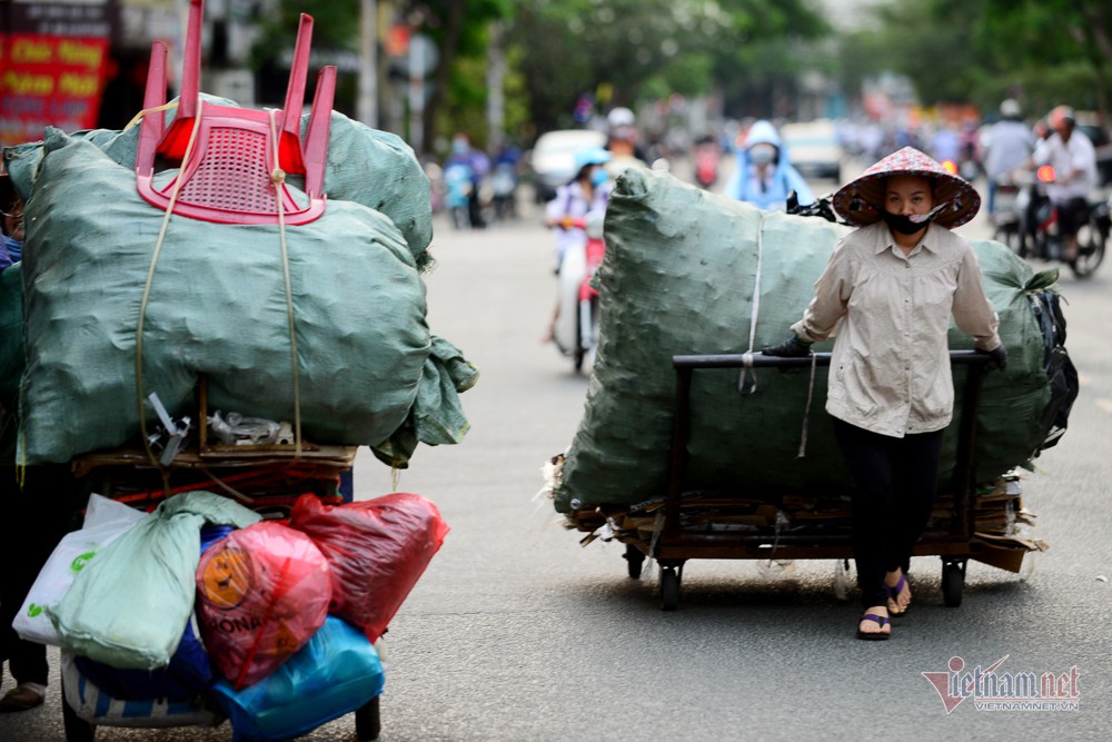 Những người phụ nữ nhặt ve chai ở Sài Gòn nuôi con đậu đại học - Ảnh 2. Những người phụ nữ nhặt ve chai ở Sài Gòn nuôi con đậu đại học - Ảnh 2.