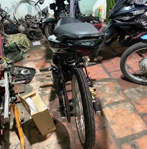 Đột kích tiệm sửa xe ven Sài Gòn, thấy xe máy có hình thù quái dị - Ảnh 2.