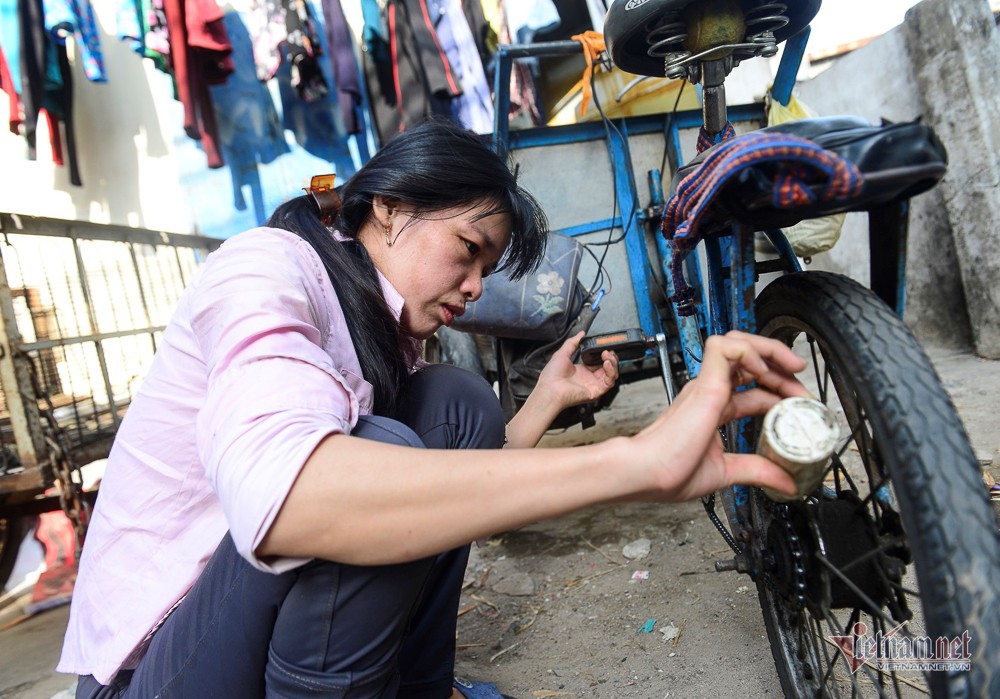 Những người phụ nữ nhặt ve chai ở Sài Gòn nuôi con đậu đại học - Ảnh 11. Những người phụ nữ nhặt ve chai ở Sài Gòn nuôi con đậu đại học - Ảnh 11.