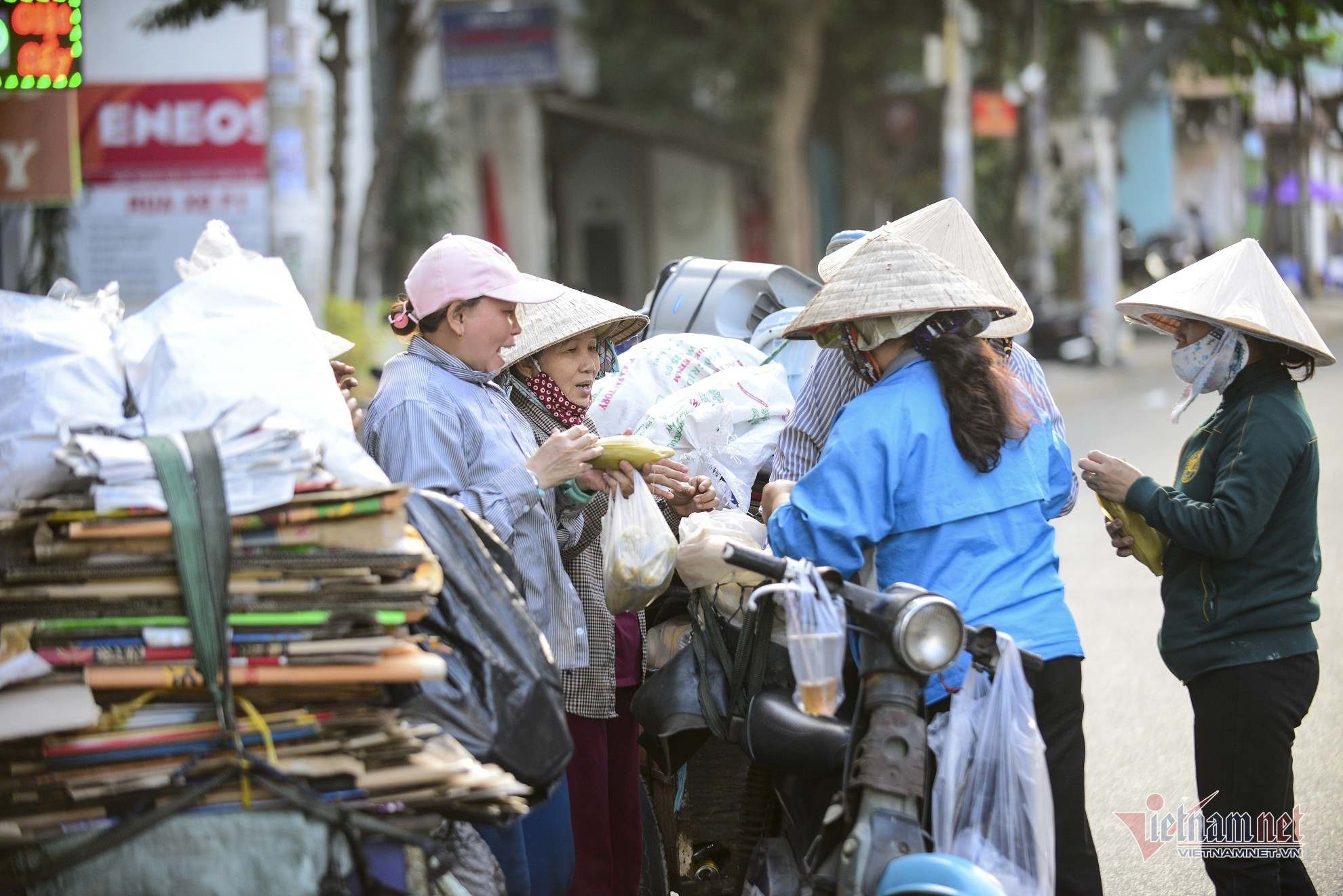Những người phụ nữ nhặt ve chai ở Sài Gòn nuôi con đậu đại học - Ảnh 12. Những người phụ nữ nhặt ve chai ở Sài Gòn nuôi con đậu đại học - Ảnh 12.