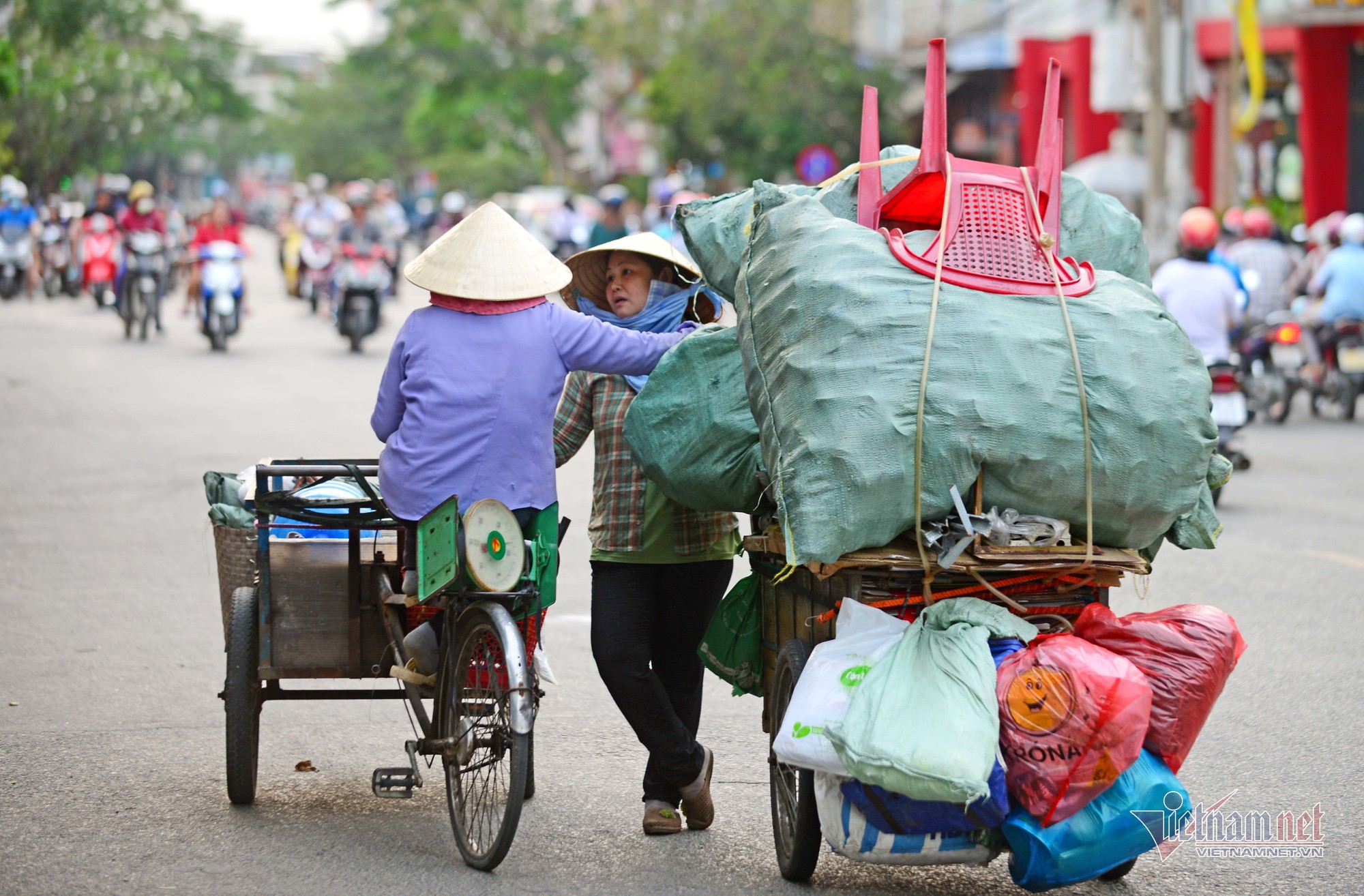 Những người phụ nữ nhặt ve chai ở Sài Gòn nuôi con đậu đại học - Ảnh 14. Những người phụ nữ nhặt ve chai ở Sài Gòn nuôi con đậu đại học - Ảnh 14.
