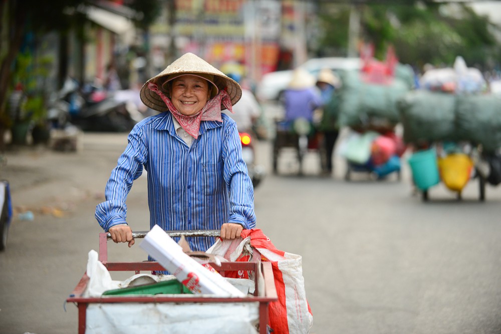 Những người phụ nữ nhặt ve chai ở Sài Gòn nuôi con đậu đại học - Ảnh 5. Những người phụ nữ nhặt ve chai ở Sài Gòn nuôi con đậu đại học - Ảnh 5.