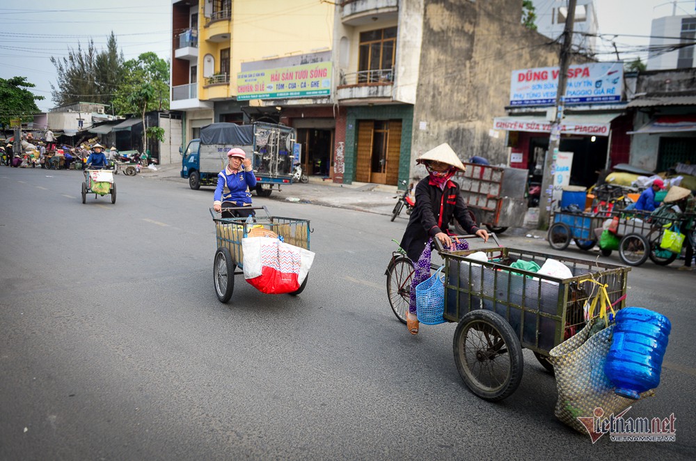 Những người phụ nữ nhặt ve chai ở Sài Gòn nuôi con đậu đại học - Ảnh 8. Những người phụ nữ nhặt ve chai ở Sài Gòn nuôi con đậu đại học - Ảnh 8.