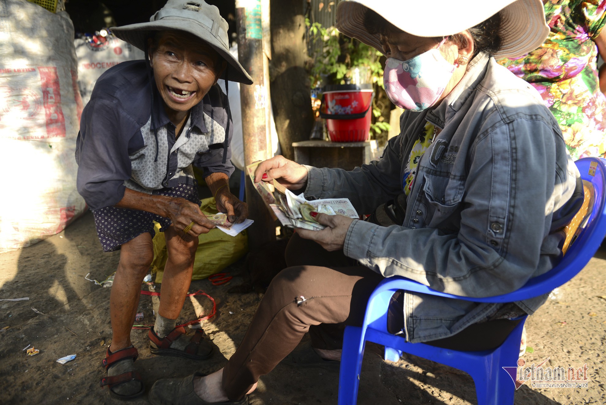 Những người phụ nữ nhặt ve chai ở Sài Gòn nuôi con đậu đại học - Ảnh 10. Những người phụ nữ nhặt ve chai ở Sài Gòn nuôi con đậu đại học - Ảnh 10.