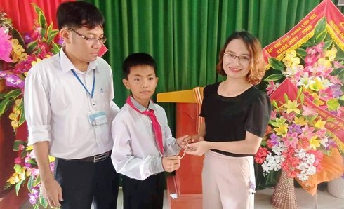 Nhặt được lắc vàng, học sinh lớp 6 ở Nghệ An tìm trả cho nữ cán bộ - Ảnh 1.