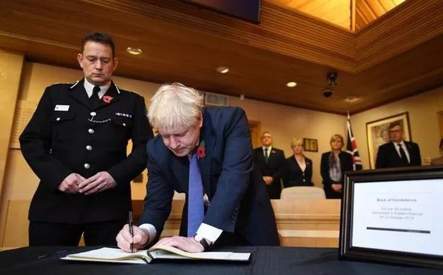Thủ tướng Anh viết lời chia buồn vụ 39 người thiệt mạng, thề đưa thủ phạm ra công lý - Ảnh 1.