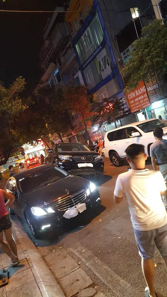 Xe Lexus gác lên thân Mercedes - hình ảnh vụ tai nạn gây xôn xao trên phố Hà Nội - Ảnh 1.