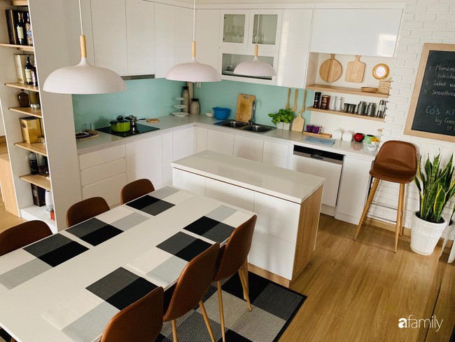 Bếp nhỏ nhưng rộng thênh thang nhờ bí quyết cất giấu đồ đạc khéo léo trong từng ngăn tủ của mẹ đảm Hà Nội - Ảnh 1. Bếp nhỏ nhưng rộng thênh thang nhờ bí quyết cất giấu đồ đạc khéo léo trong từng ngăn tủ của mẹ đảm Hà Nội - Ảnh 1.