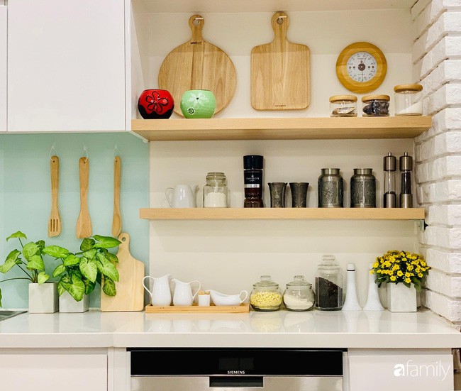 Bếp nhỏ nhưng rộng thênh thang nhờ bí quyết cất giấu đồ đạc khéo léo trong từng ngăn tủ của mẹ đảm Hà Nội - Ảnh 11. Bếp nhỏ nhưng rộng thênh thang nhờ bí quyết cất giấu đồ đạc khéo léo trong từng ngăn tủ của mẹ đảm Hà Nội - Ảnh 11.