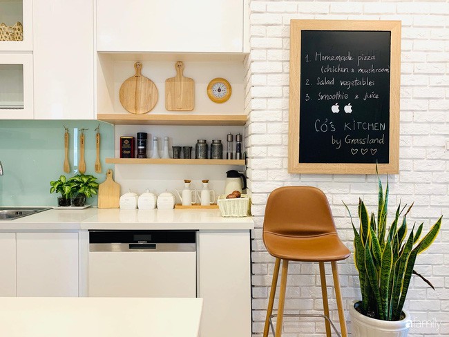 Bếp nhỏ nhưng rộng thênh thang nhờ bí quyết cất giấu đồ đạc khéo léo trong từng ngăn tủ của mẹ đảm Hà Nội - Ảnh 12. Bếp nhỏ nhưng rộng thênh thang nhờ bí quyết cất giấu đồ đạc khéo léo trong từng ngăn tủ của mẹ đảm Hà Nội - Ảnh 12.