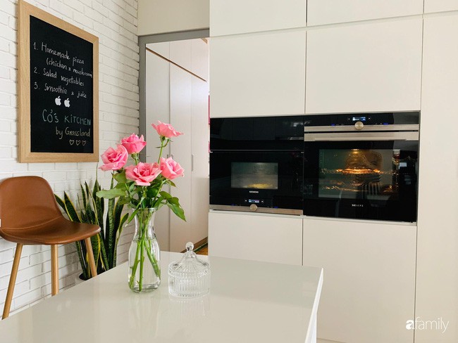 Bếp nhỏ nhưng rộng thênh thang nhờ bí quyết cất giấu đồ đạc khéo léo trong từng ngăn tủ của mẹ đảm Hà Nội - Ảnh 13. Bếp nhỏ nhưng rộng thênh thang nhờ bí quyết cất giấu đồ đạc khéo léo trong từng ngăn tủ của mẹ đảm Hà Nội - Ảnh 13.