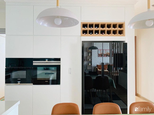 Bếp nhỏ nhưng rộng thênh thang nhờ bí quyết cất giấu đồ đạc khéo léo trong từng ngăn tủ của mẹ đảm Hà Nội - Ảnh 15. Bếp nhỏ nhưng rộng thênh thang nhờ bí quyết cất giấu đồ đạc khéo léo trong từng ngăn tủ của mẹ đảm Hà Nội - Ảnh 15.