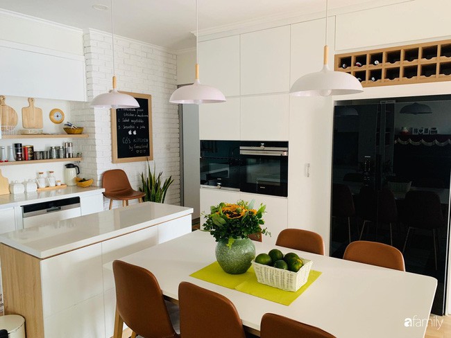 Bếp nhỏ nhưng rộng thênh thang nhờ bí quyết cất giấu đồ đạc khéo léo trong từng ngăn tủ của mẹ đảm Hà Nội - Ảnh 18. Bếp nhỏ nhưng rộng thênh thang nhờ bí quyết cất giấu đồ đạc khéo léo trong từng ngăn tủ của mẹ đảm Hà Nội - Ảnh 18.