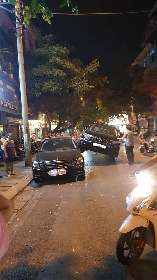 Xe Lexus gác lên thân Mercedes - hình ảnh vụ tai nạn gây xôn xao trên phố Hà Nội - Ảnh 3.