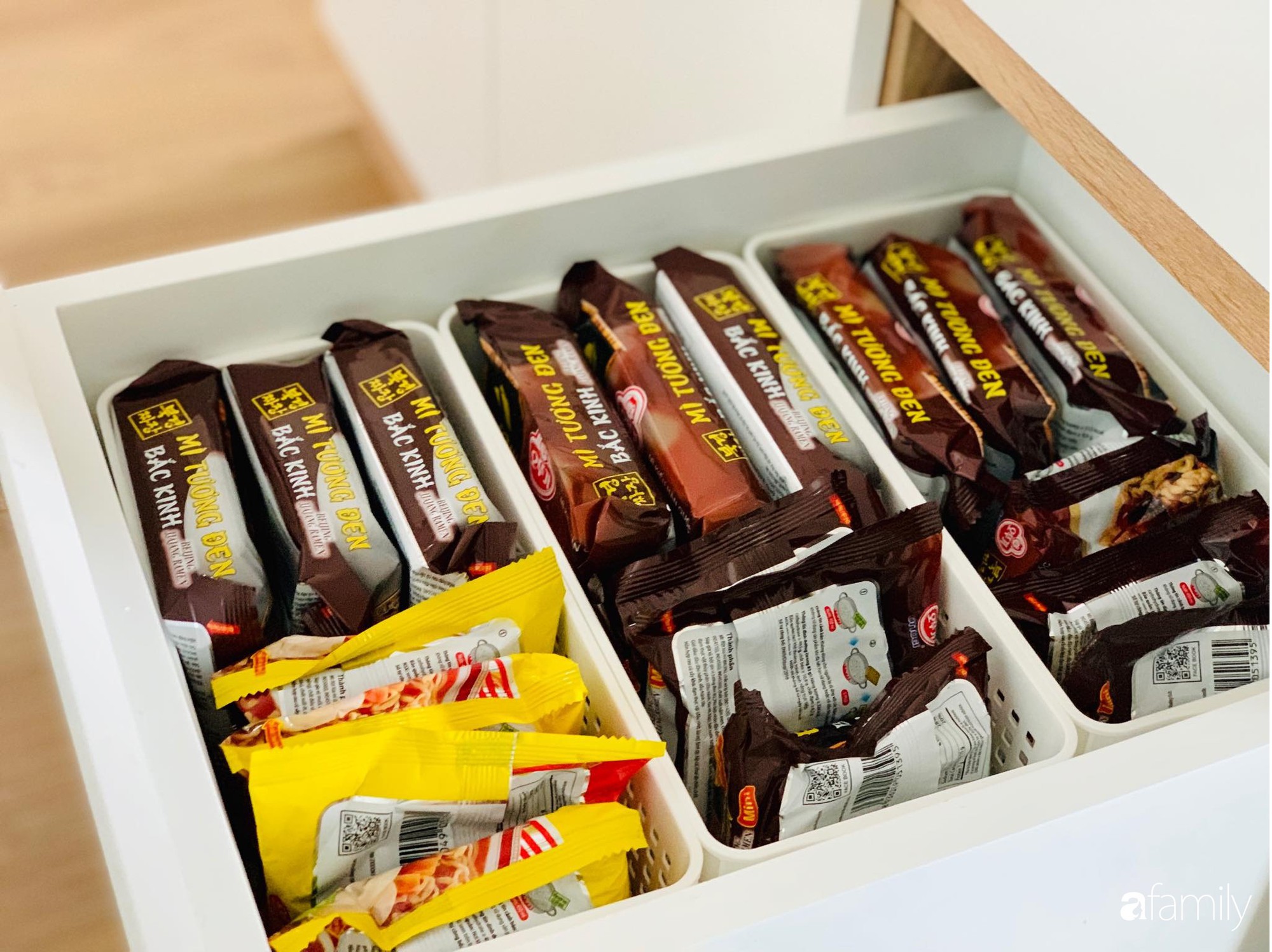 Bếp nhỏ nhưng rộng thênh thang nhờ bí quyết cất giấu đồ đạc khéo léo trong từng ngăn tủ của mẹ đảm Hà Nội - Ảnh 22. Bếp nhỏ nhưng rộng thênh thang nhờ bí quyết cất giấu đồ đạc khéo léo trong từng ngăn tủ của mẹ đảm Hà Nội - Ảnh 22.