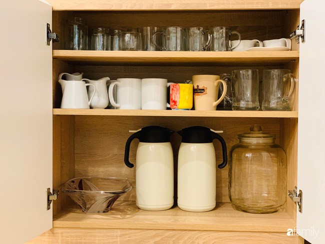 Bếp nhỏ nhưng rộng thênh thang nhờ bí quyết cất giấu đồ đạc khéo léo trong từng ngăn tủ của mẹ đảm Hà Nội - Ảnh 24. Bếp nhỏ nhưng rộng thênh thang nhờ bí quyết cất giấu đồ đạc khéo léo trong từng ngăn tủ của mẹ đảm Hà Nội - Ảnh 24.