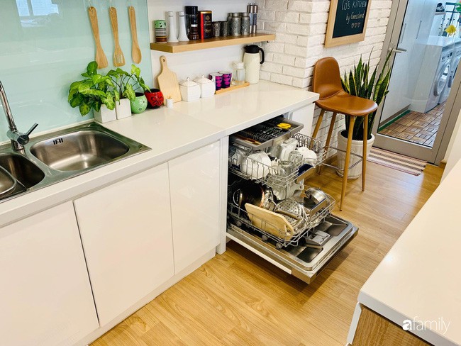 Bếp nhỏ nhưng rộng thênh thang nhờ bí quyết cất giấu đồ đạc khéo léo trong từng ngăn tủ của mẹ đảm Hà Nội - Ảnh 25. Bếp nhỏ nhưng rộng thênh thang nhờ bí quyết cất giấu đồ đạc khéo léo trong từng ngăn tủ của mẹ đảm Hà Nội - Ảnh 25.