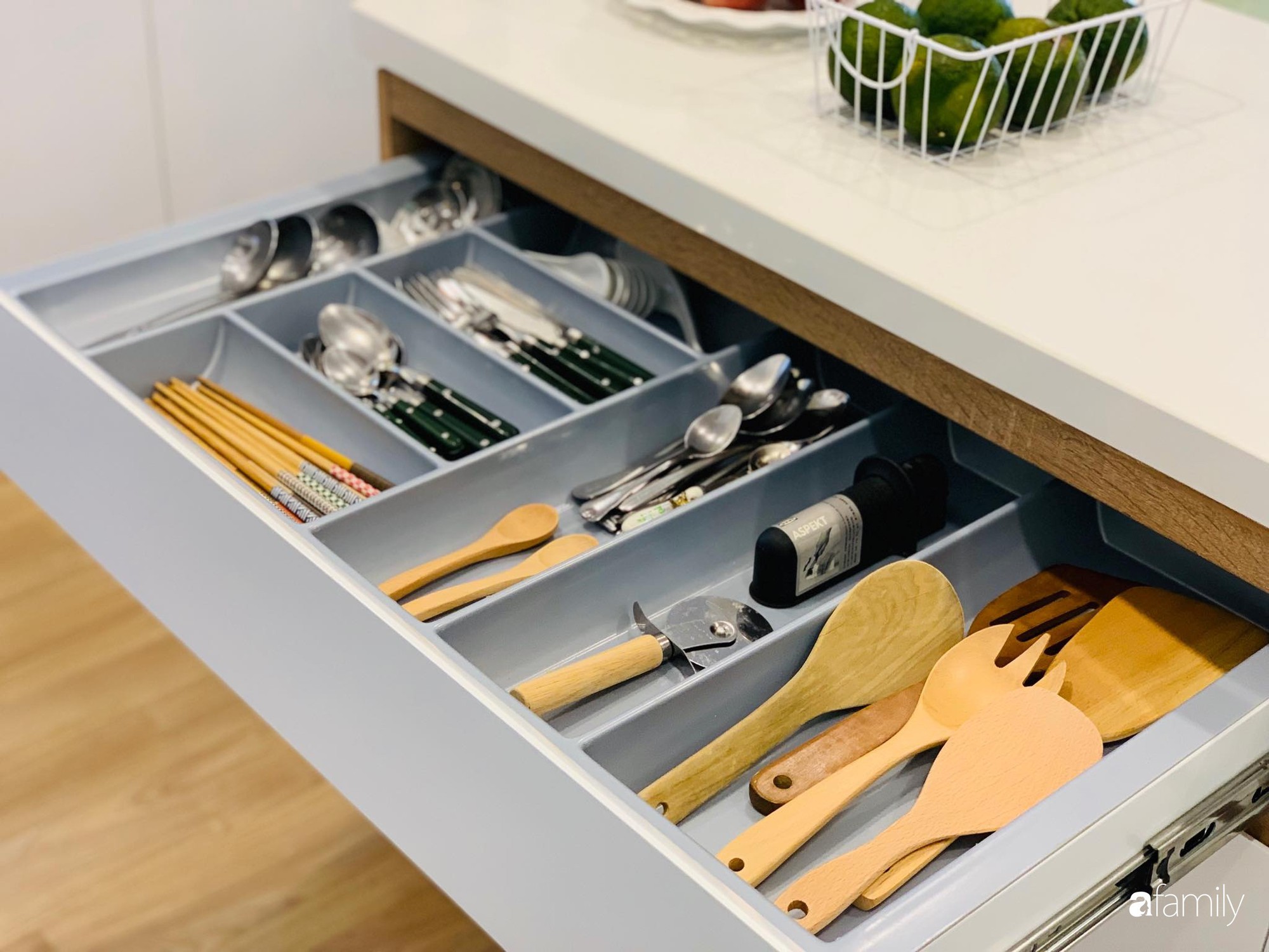 Bếp nhỏ nhưng rộng thênh thang nhờ bí quyết cất giấu đồ đạc khéo léo trong từng ngăn tủ của mẹ đảm Hà Nội - Ảnh 26. Bếp nhỏ nhưng rộng thênh thang nhờ bí quyết cất giấu đồ đạc khéo léo trong từng ngăn tủ của mẹ đảm Hà Nội - Ảnh 26.