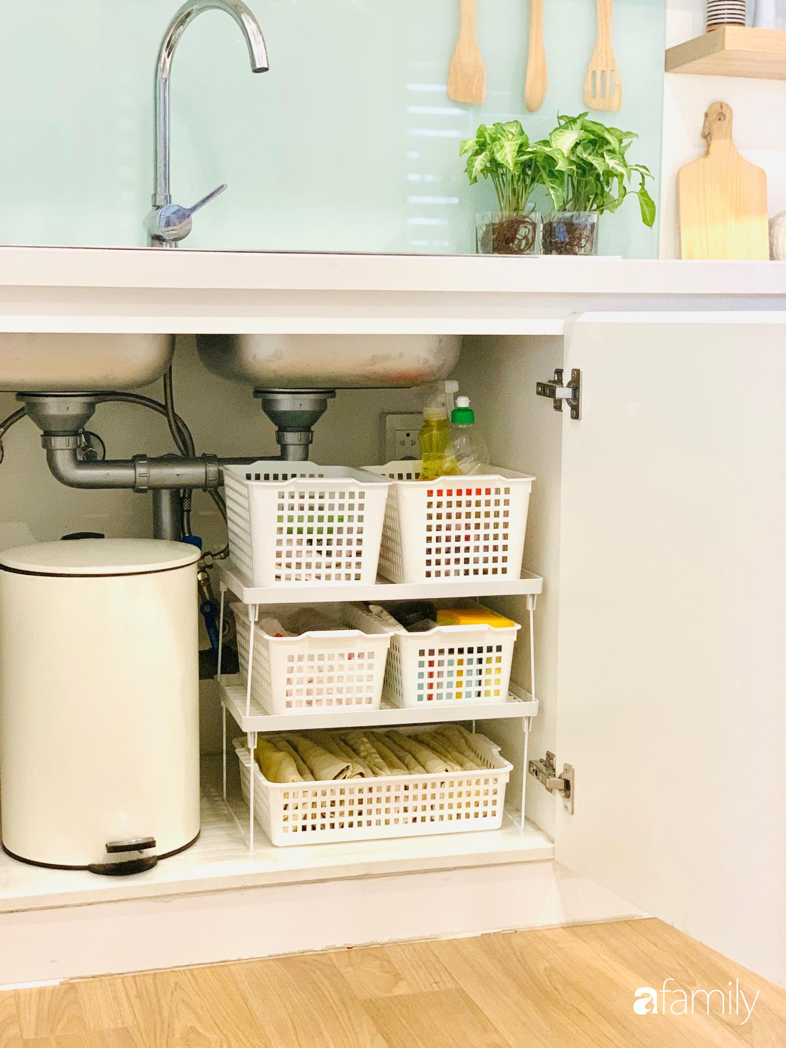 Bếp nhỏ nhưng rộng thênh thang nhờ bí quyết cất giấu đồ đạc khéo léo trong từng ngăn tủ của mẹ đảm Hà Nội - Ảnh 27. Bếp nhỏ nhưng rộng thênh thang nhờ bí quyết cất giấu đồ đạc khéo léo trong từng ngăn tủ của mẹ đảm Hà Nội - Ảnh 27.