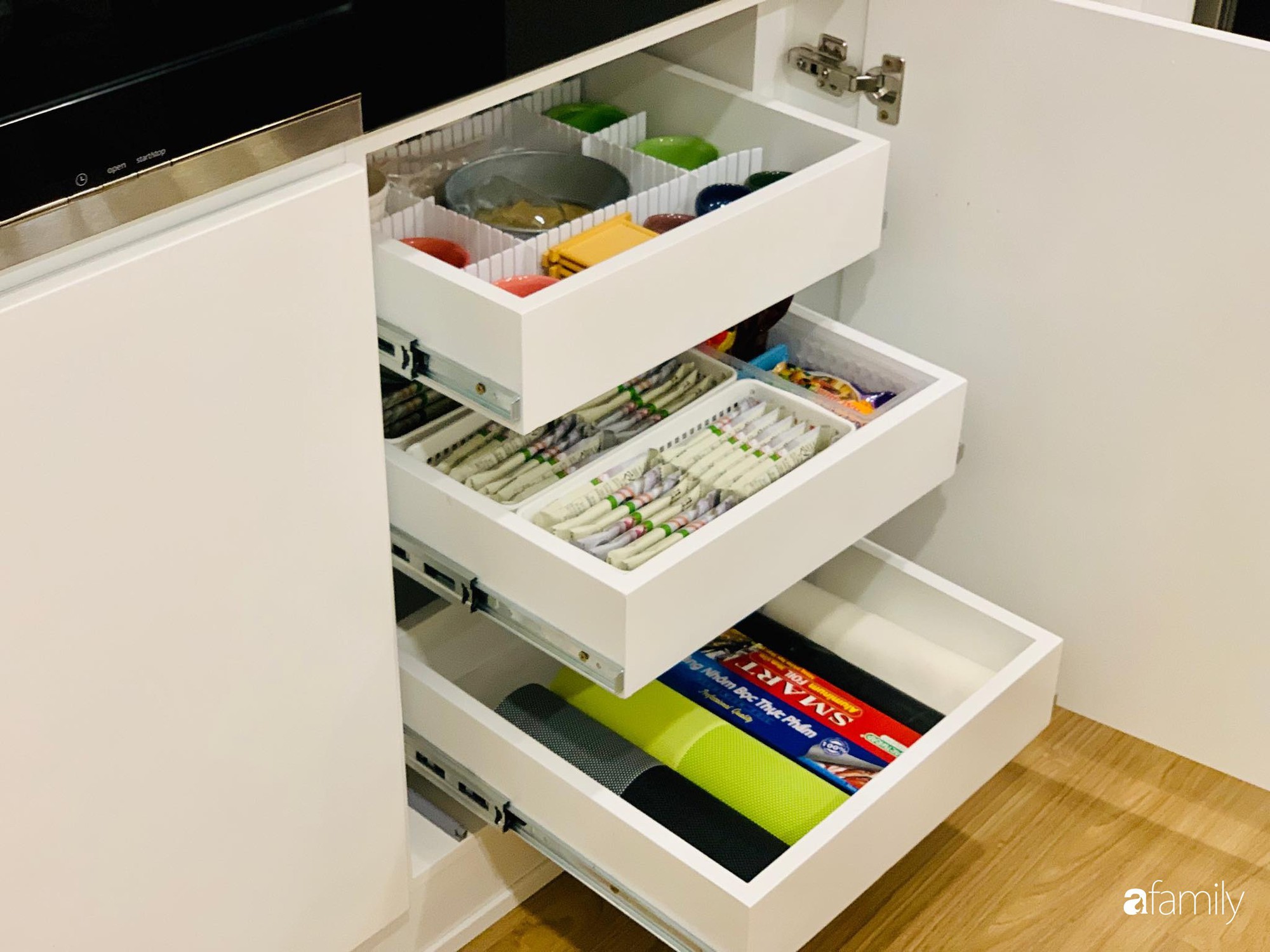 Bếp nhỏ nhưng rộng thênh thang nhờ bí quyết cất giấu đồ đạc khéo léo trong từng ngăn tủ của mẹ đảm Hà Nội - Ảnh 28. Bếp nhỏ nhưng rộng thênh thang nhờ bí quyết cất giấu đồ đạc khéo léo trong từng ngăn tủ của mẹ đảm Hà Nội - Ảnh 28.