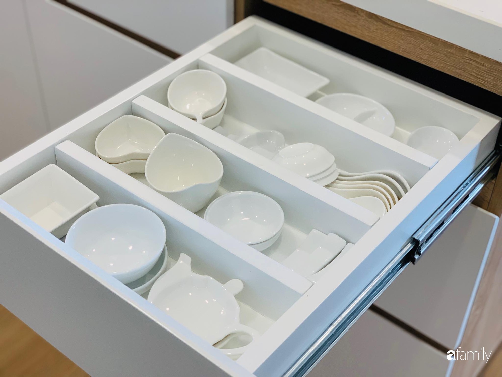 Bếp nhỏ nhưng rộng thênh thang nhờ bí quyết cất giấu đồ đạc khéo léo trong từng ngăn tủ của mẹ đảm Hà Nội - Ảnh 29. Bếp nhỏ nhưng rộng thênh thang nhờ bí quyết cất giấu đồ đạc khéo léo trong từng ngăn tủ của mẹ đảm Hà Nội - Ảnh 29.