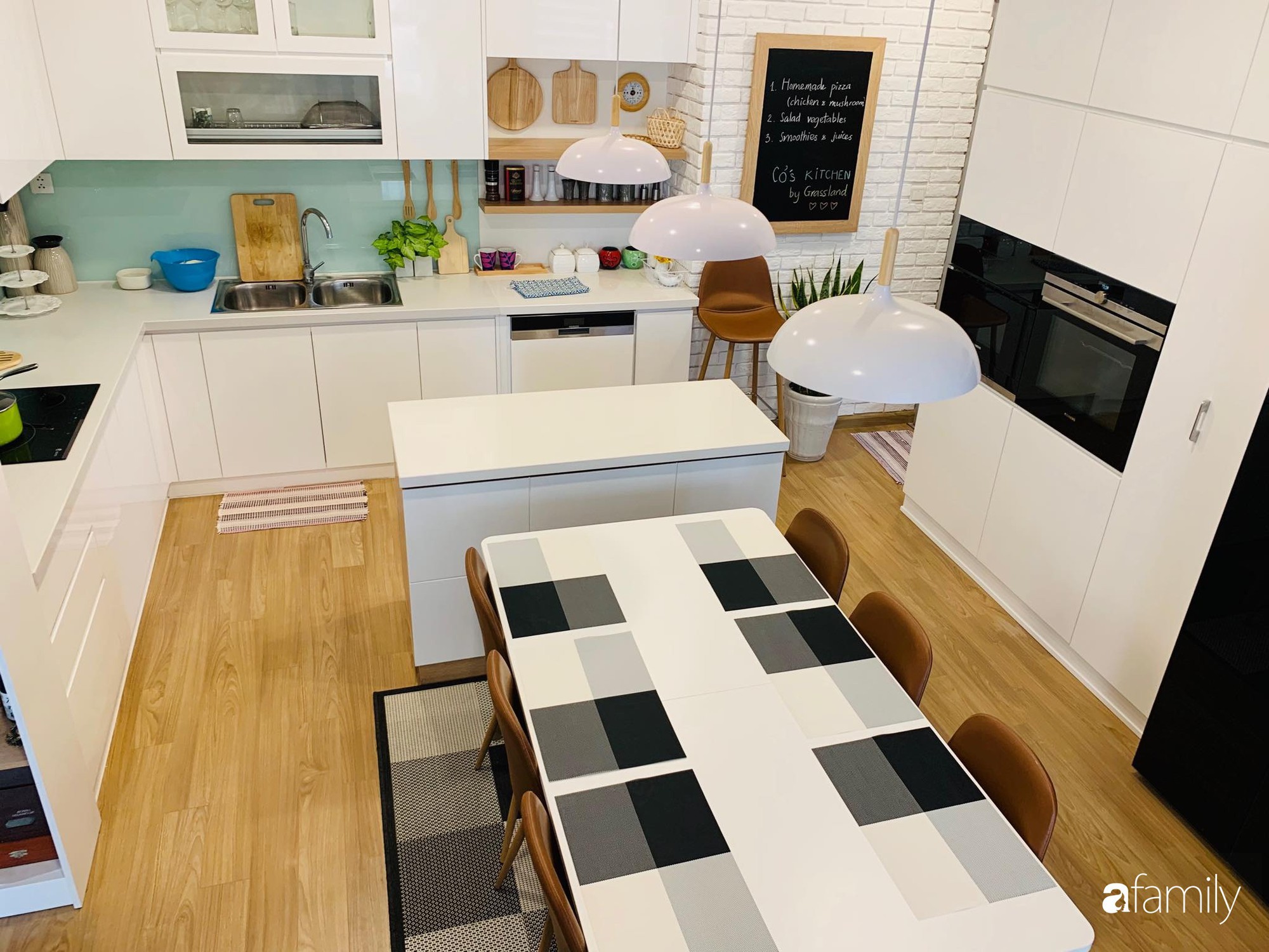 Bếp nhỏ nhưng rộng thênh thang nhờ bí quyết cất giấu đồ đạc khéo léo trong từng ngăn tủ của mẹ đảm Hà Nội - Ảnh 30. Bếp nhỏ nhưng rộng thênh thang nhờ bí quyết cất giấu đồ đạc khéo léo trong từng ngăn tủ của mẹ đảm Hà Nội - Ảnh 30.