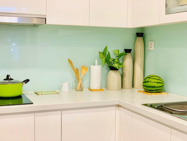 Bếp nhỏ nhưng rộng thênh thang nhờ bí quyết cất giấu đồ đạc khéo léo trong từng ngăn tủ của mẹ đảm Hà Nội - Ảnh 4. Bếp nhỏ nhưng rộng thênh thang nhờ bí quyết cất giấu đồ đạc khéo léo trong từng ngăn tủ của mẹ đảm Hà Nội - Ảnh 4.